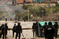 Polis och demonstranter som stödjer Morales drabbade samman i södra La Paz på måndagen.