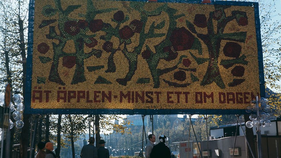 Äpplereklam i mosaik 1968, vid entrén till Kungsträdgården.