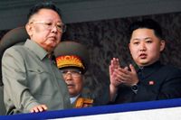 Oktober 2010: Kim Jong-Un (höger) tillsammans med sin far och Nordkoreas ledare Kim Jong-Il.