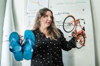 Anna Rosling Rönnlund på Gapminders kontor vid Zinkensdamm. Med bilder på saker som skodon och färdmedel visar hennes projekt ”Dollar Street” hur människor lever och bor runt om i världen.