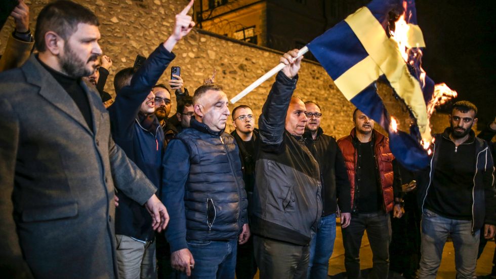 Demonstranter i Turkiet tände eld på Sveriges flagga under lördagen.