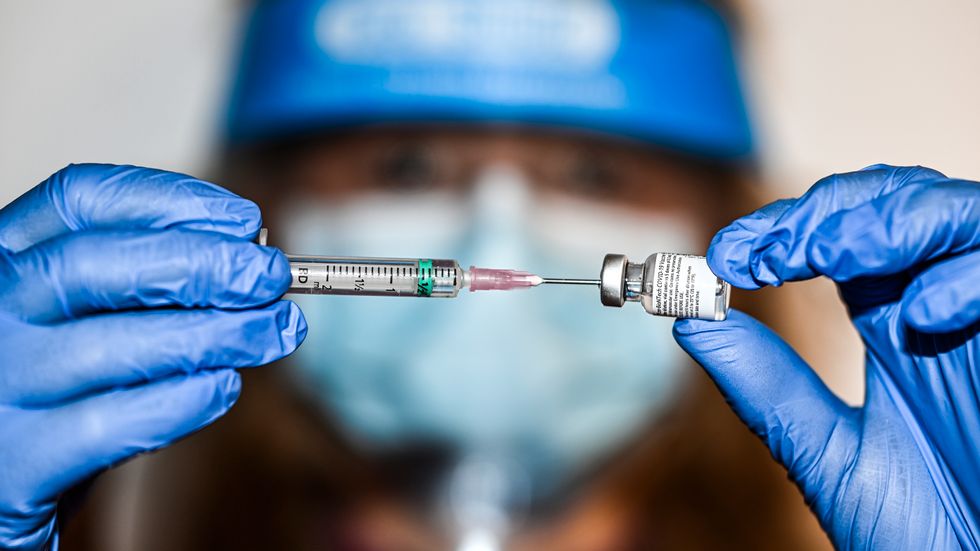 Modernas vaccin mot covid-19 väntas godkännas i EU först på onsdag.