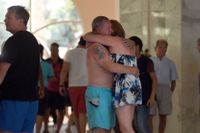 Arkivbild. Turister omfamnar varandra efter attacken i Sousse.