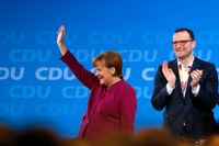 Jens Spahn (till höger)  är ny hälsovårdsminister i Angela Merkels regering. Efter ett uttalande om att socialbidragstagare inte är fattiga möts han av en kritikstorm på nätet.