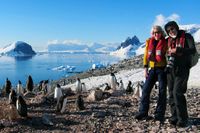 Sofia Hedström i sällskap med en fotograf samt pingviner.