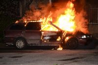 Bil brinner vid Ärvingeskolan i den västra Stockholmsförorten Kista på tisdagskvällen.