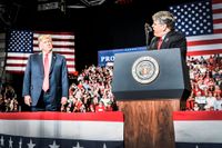 Fox News talkshow-stjärna Sean Hannity, till höger, talar på ett Trump-kampanjmöte i Missouri i november 2018.
