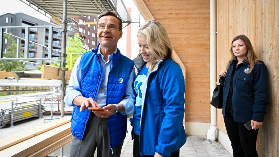 Moderaternas partiledare Ulf Kristersson och Andrea Hedin, lokalpolitiker i Stockholms stad, valkampanjar och knackar dörr i Norra Djurgårdsstaden, Stockholm.