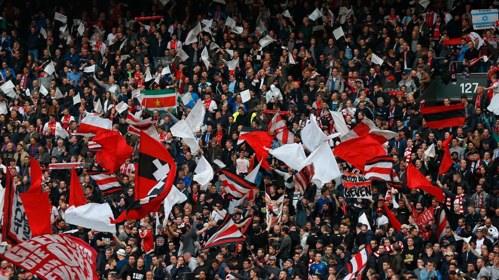 Minst 10 000 Ajax-supportrar väntas till Stockholm i nästa vecka.
