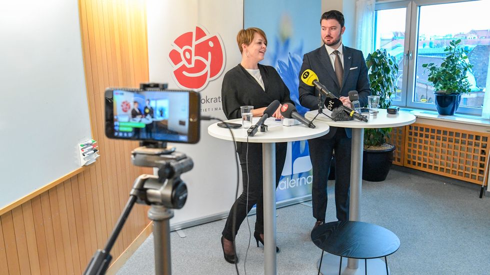 Socialdemokraternas Katrin Stjernfeldt Jammeh och Liberalernas Roko Kursar vid presentationen av det gemensamma styret i Malmö.