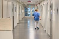 Sjukvårdspersonal i en korridor på Södersjukhuset i Stockholm. Arkivbild.