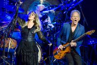Stevie Nicks och Lindsey Buckingham i rockbandet Fleetwood Mac i Globen.