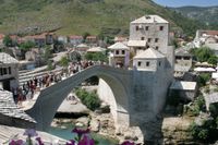 Den nya bron i Mostar, återuppbyggd med internationella medel efter att ha totalförstörts 1993.
