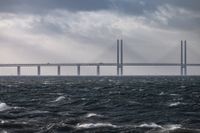 Ett stormpiskat Öresund med Öresundsbron i horisonten. Arkivbild
