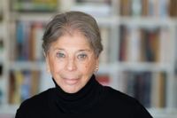 Vivian Gornick, född 1935, är journalist, kritiker och författare som skildrat amerikansk kommunism och feminism. 1987 kom ”Starka band”, om det snåriga förhållandet till modern.