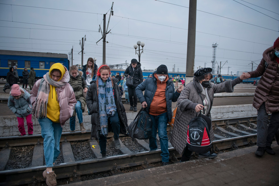 Halva Kiev har flytt och tågstationen i Lviv är överfull. Människor är djupt traumatiserade.
