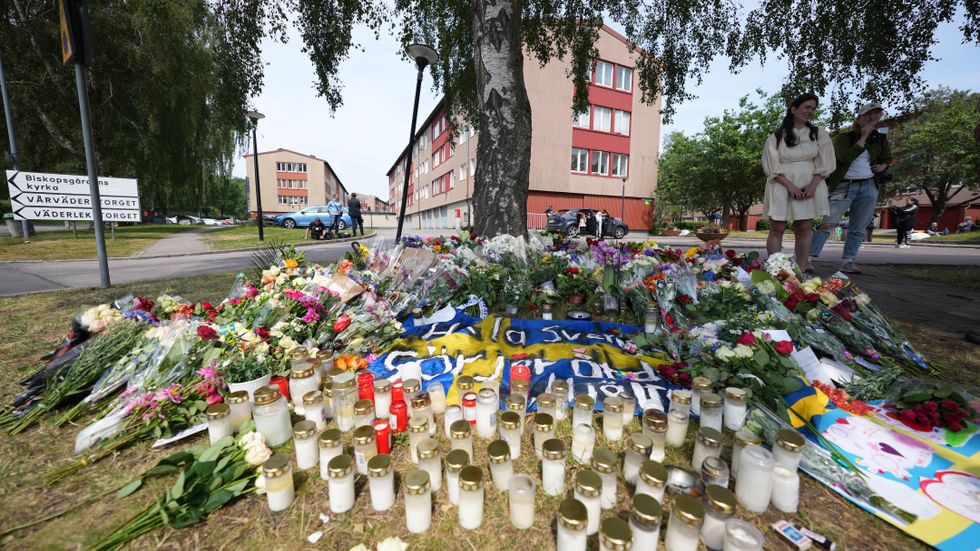 Blommor och ljus vid platsen för polismordet i Biskopsgården ett par dagar efter dådet.