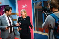 Statsminister Magdalena Andersson (S) intervjuas av SVT:s Fouad Youcefi då hon anländer till tv-huset i valrörelsen 2022. 