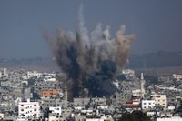 BIlden visar en israelisk attack mot Gaza City under kriget, där en mycket stor del av de dödade palestinierna var civila.
