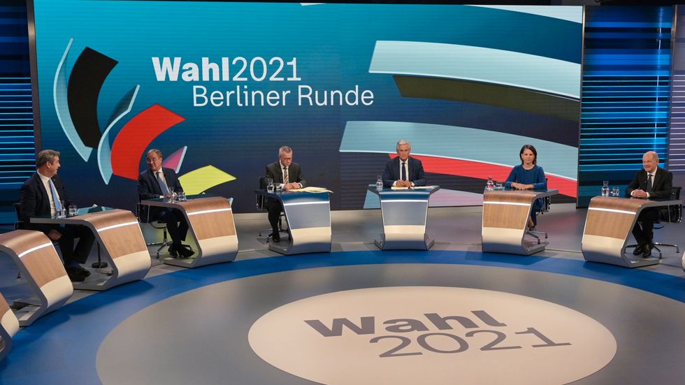 Tvåa från vänster Armin Laschet, Kristdemokraterna CDU:s förbundskanslerkandidat och längst till höger Socialdemokraterna SPD:s förbundskanslerkandidat Olaf Scholz under söndagens tv-sända valdebatt.