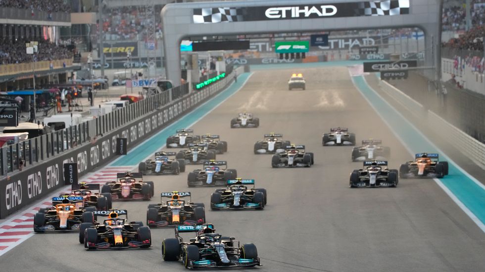 Lewis Hamilton i ledningen i det avgörande loppet i Abu Dhabi den 12 december. Arkivbild.