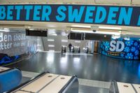 SD:s reklam på Östermalmstorgs tunnelbanestation.