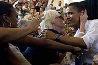 Barack Obama får lyckokyssar av en anhängare i Kissimmee, Florida.