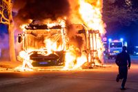 Kravallpolis på plats då en stadsbuss brinner på Västra Kattarpsvägen på Rosengård i Malmö natten till Påskdagen.