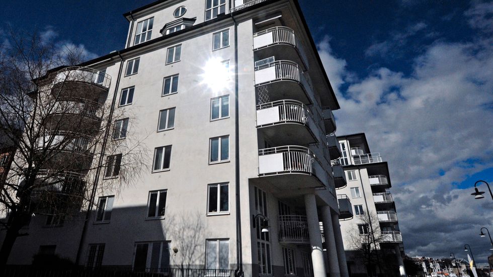 Solglimt i ett fönster på ett bostadsrättshus på Norra Hammarbykajen. Arkivbild.