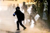 Polisen använde vattenkanon mot demonstranter under torsdagskvällen.