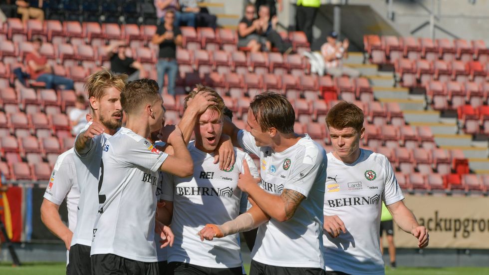 Martin Broberg kramas om efter Örebros 1–0-mål mot AFC Eskilstuna.