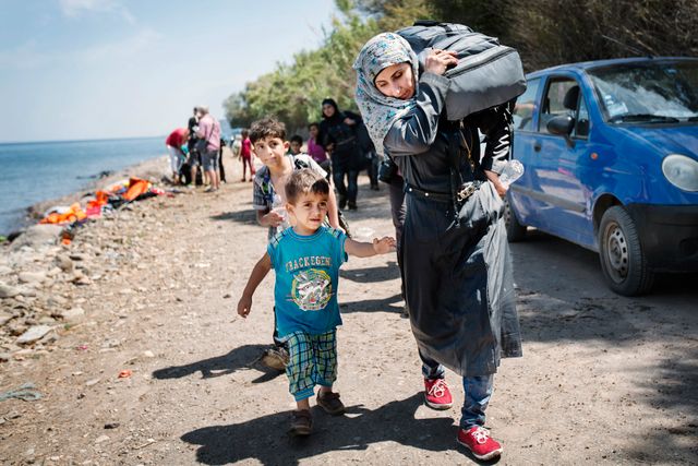 För ett drygt år sedan förlorade Lina sin man i krigets Syrien. Sedan dess har livet blivit allt svårare. Ensam med sina två söner har hon lyckats ta sig till Grekland, med hopp om att finna trygghet och en framtid för sina barn.