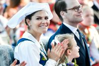 Kronprinsessan Victoria, prinsessan Estelle och prins Daniel under det traditionsenliga nationaldagsfirandet på Solliden på Skansen.