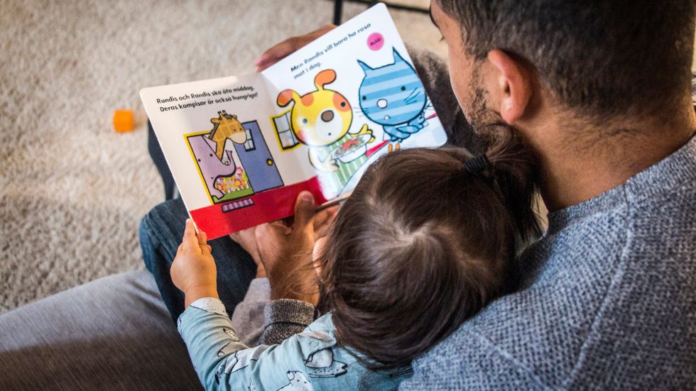 Att läsa för sitt barn är bra. Lägg till vardagsprat – och lägg bort mobilen.