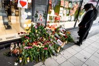 Blommor utanför varuhuset Åhléns på Drottninggatan i Stockholm, i samband med årsdagen efter terrordådet som ägde rum den 7 april 2017.