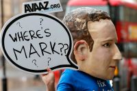 En aktivist bär en Mark Zuckerberg-mask under en protest i London på tisdagen.