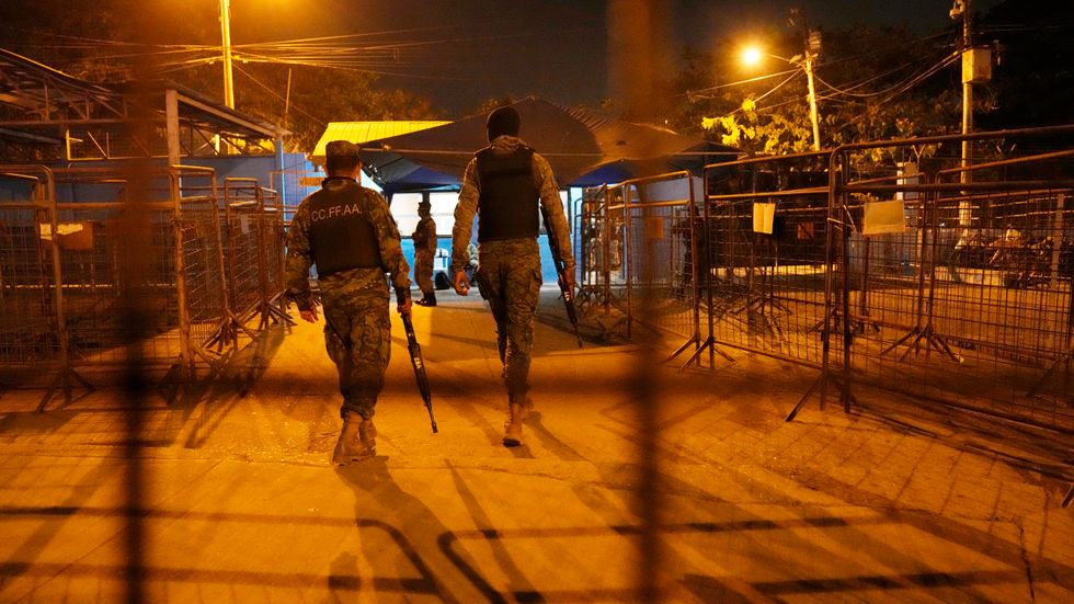 Soldater vaktar ett fängelse i Guayaquil efter oroligheter i november förra året.