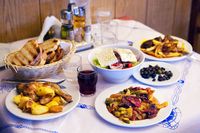I Grekland får matlagningen och måltiderna ta lång tid. Nu börjar allt fler restauranger bjuda turisterna på genuin mat.