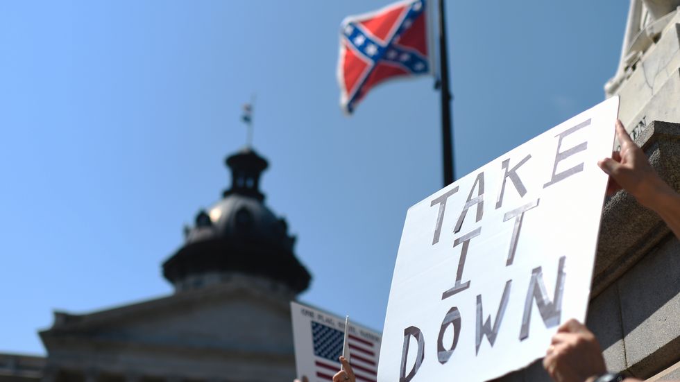 Guvernören Robert Bentley i Alabama, en annan stat med ett skamligt förflutet i rasfrågan, gav order på onsdagen om att alla fyra sydstatsflaggorna på området runt delstatsparlamentets byggnad skulle tas bort.