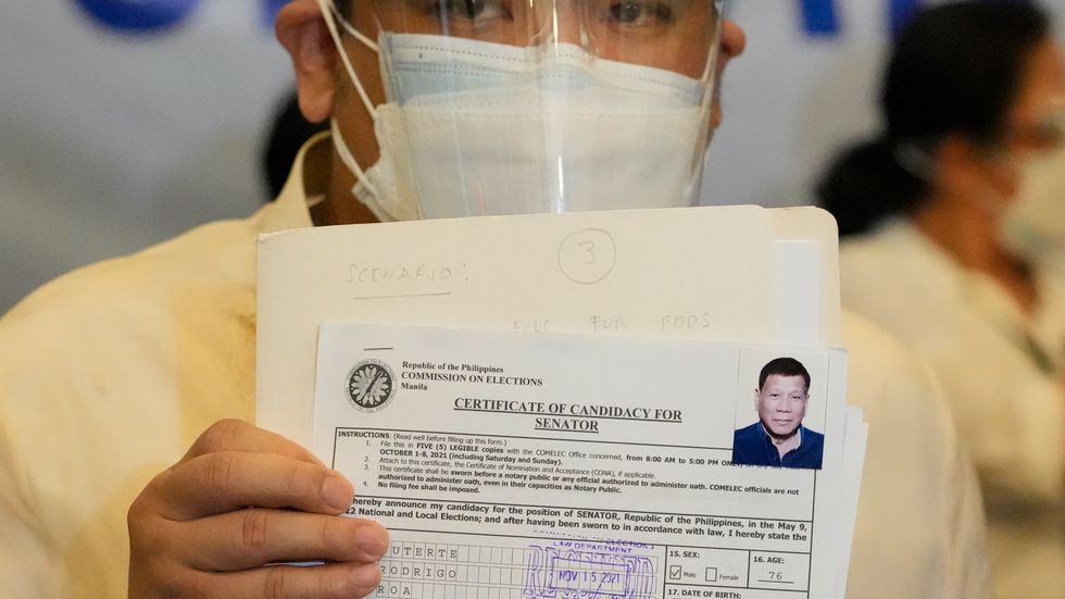 En av president Rodrigo Dutertes advokater lämnar in ett dokument om hans kandidatur till valmyndigheten i huvudstaden Manila.