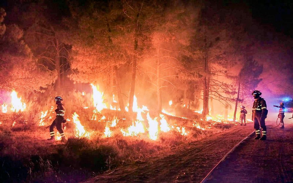 Skogsbränder rasar i sydvästra Frankrike.
