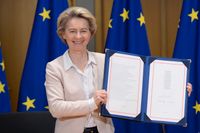 EU-kommissionens ordförande Ursula von der Leyen håller upp det handels- och samarbetsavtal med Storbritannien som parterna enades om i julas. Nu väntas EU-parlamentet rösta om ett formellt godkännande. Arkivfoto.