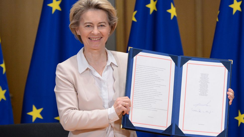 EU-kommissionens ordförande Ursula von der Leyen håller upp det handels- och samarbetsavtal med Storbritannien som parterna enades om i julas. Nu väntas EU-parlamentet rösta om ett formellt godkännande. Arkivfoto.