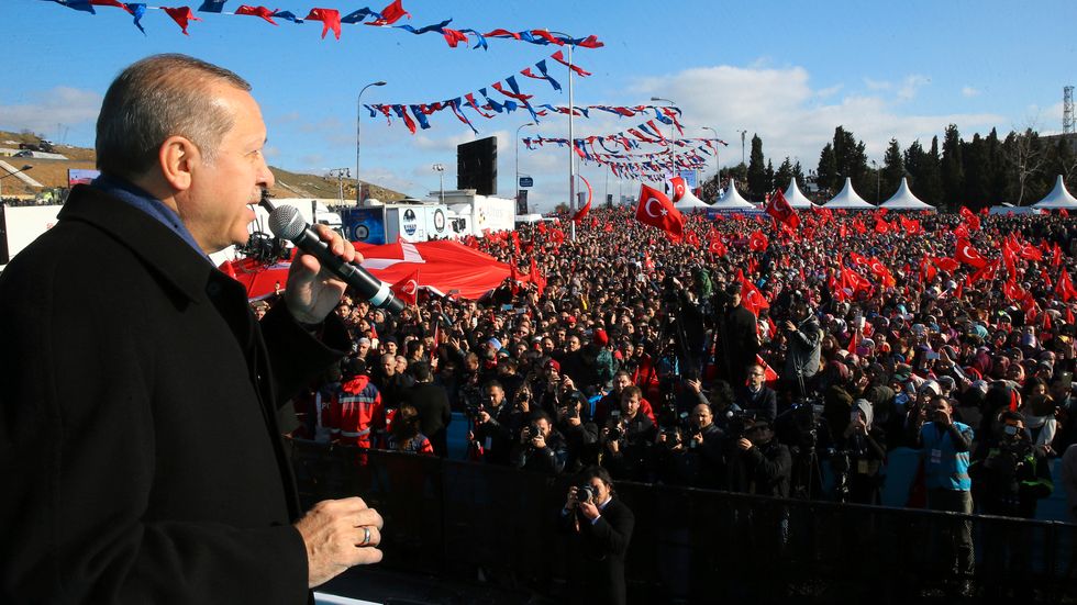 Turkiets president Recep Tayyip Erdogan inför anhängare i Istanbul.