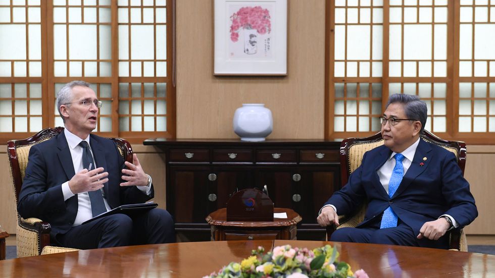 Natos generalsekreterare Jens Stoltenberg i samtal med Sydkoreas utrikesminister Park Jin under ett möte i Seoul på söndagen.