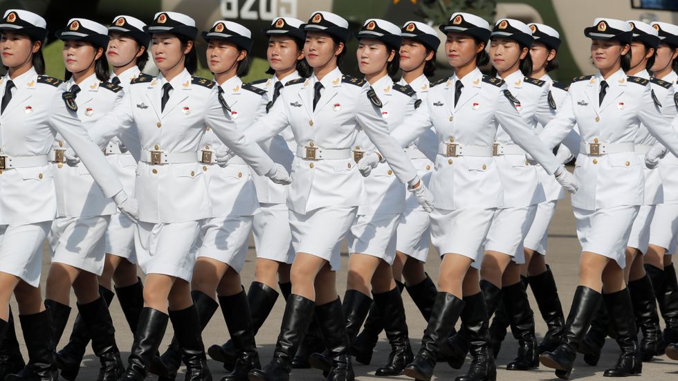 Soldater marscherar när Kinas president Xi Jinping besöker militäranläggningen Shek Kong i Hongkong på fredagen.