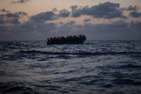 Afrikanska migranter väntar på assistans från spanska volontärarbetare, sedan de försökt korsa Medelhavet från Libyen i en ranglig trädbåt. Bilden togs den 8 september 2020.