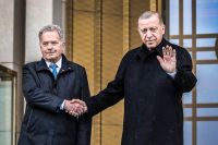 Turkiets president Erdogan, här med Finlands president Sauli Niinistö har gett gönt ljus till finskt medlemskap i Nato – men inte till Sverige.