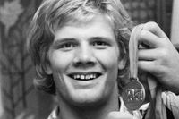Den svenske juniorbrottaren Frank Andersson i hemmet 13:e augusti 1973 där han visar upp sin guldmedalj som han nyligen vann vid junior-VM i brottning grekisk-romersk stil. 
