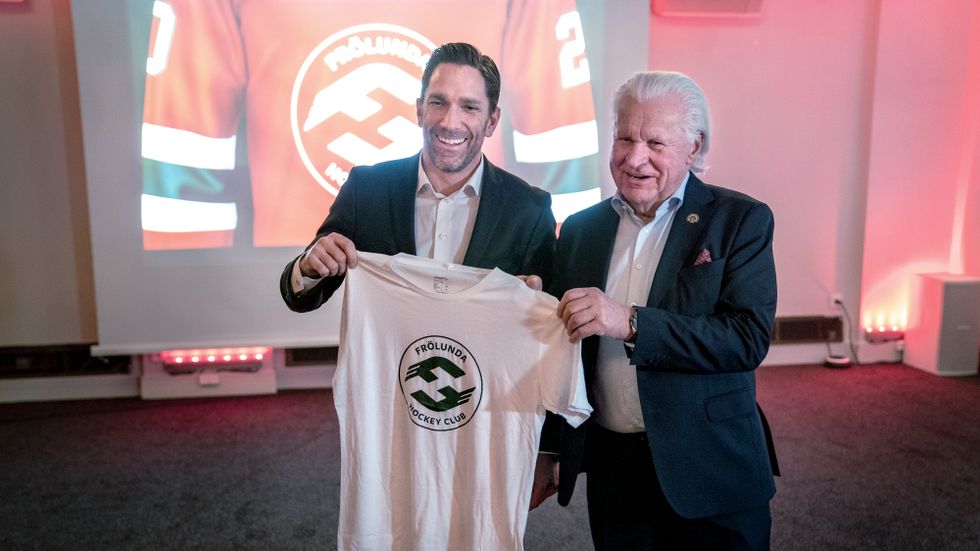 Frölundas Joel Lundqvist och klubbens vd Mats Grauers visade upp nya klubbmärket tidigare i veckan – nu skrotas loggan. 